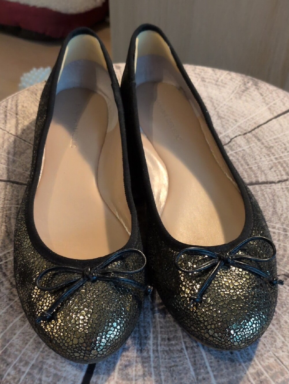 GUC Banana Republic Black And Gold Metallic Leather Ballet Flats with Bow
